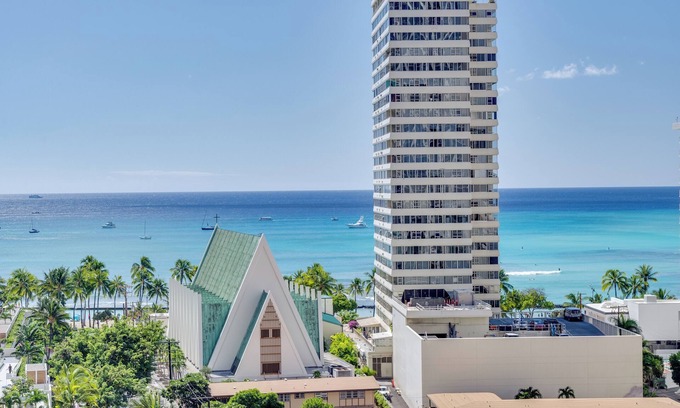 Waikiki Condo | One King bedroom suite plus Sofabed Sleeps 4 - Waikiki Banyan 614 Tower 1