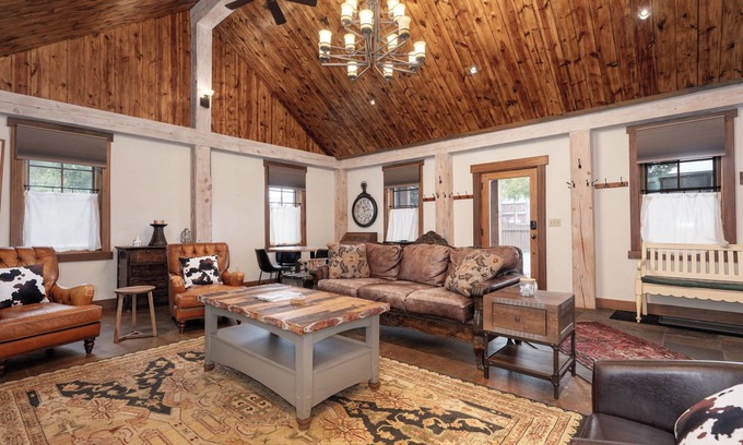 Fraser Cabin | One of a kind 5 bedroom cabin, downtown location,