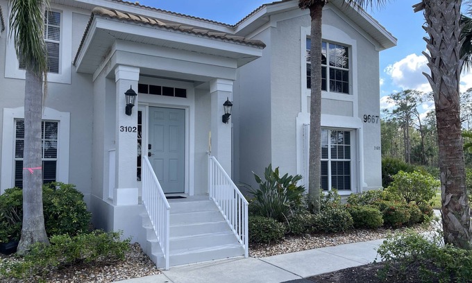 Fort Myers Condo | One of a Kind Gem, Stunning & Pristine 2 Bedroom Over-sized Colonial C. C. Condo