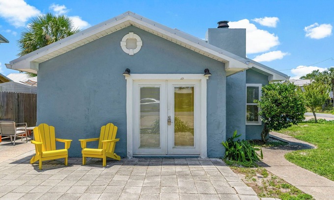 Biltmore Beach House | One Step entry! Seeking Snowbirds! Walk 2 the Beach~King Beds~Dogs~Quiet