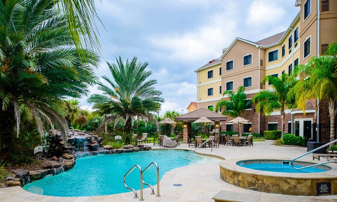 Webster Condo | Only 10 Minutes from NASA | Free Breakfast