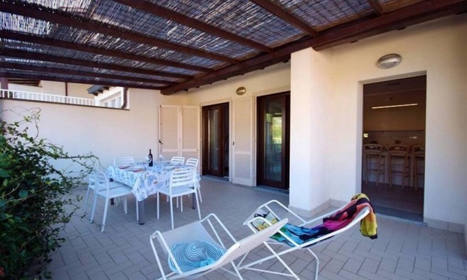 Procchio Apartment | Only 200 m from the main street of Procchio and 600 m from the fine sandy beach. It is located on the mezzanine floor with a separate entrance and a large covered terrace equipped with table and chairs for outdoor dining.