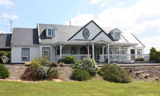 Ballina Villa | Open Plan American Ranch style Villa with stunning lake & Mountain Views