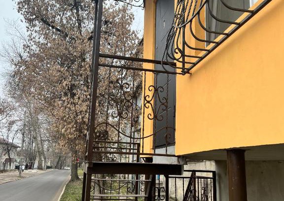 Chisinau Apartment | Orange House Next To a Park