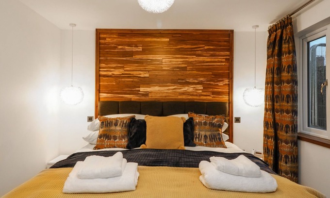 Broad Clyst Cottage | ORCHARD VIEW LODGE, pet friendly, with hot tub in Broadclyst