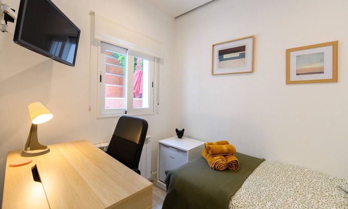 Simancas Bed & Breakfast | Oruro: Room with Bolivian essence and comfort in Madrid