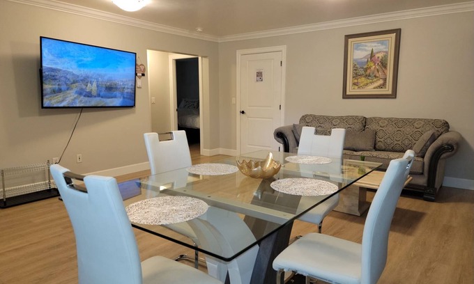 Abbotsford House | Oscar INN & 2BD Guest Suite