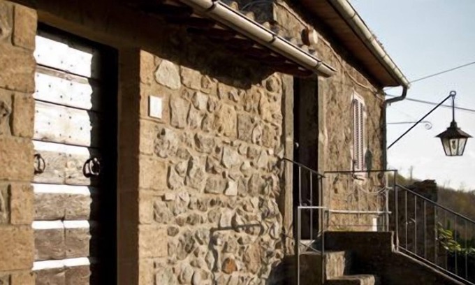 Latera Apartment | OUT OF THE OVEN. In the ancient village a cozy stone house on two levels.
