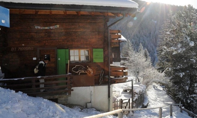 Saint-Luc Ski Chalet | Outside : chalet for 4 persons maximum in the center of the old village with direct and easy access,