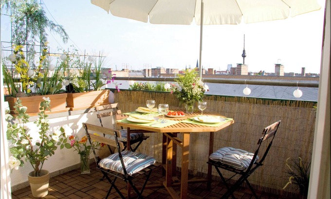 Prenzlauer Berg Apartment | Over the roofs of Berlin with lift and a great view at the TV tower