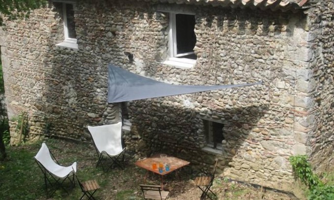 Pieusse House | OVERLOOKING A RIVER, SHEPHERD'S COTTAGE, AUTHENTIC AND FAMILY-FRIENDLY, WIFI