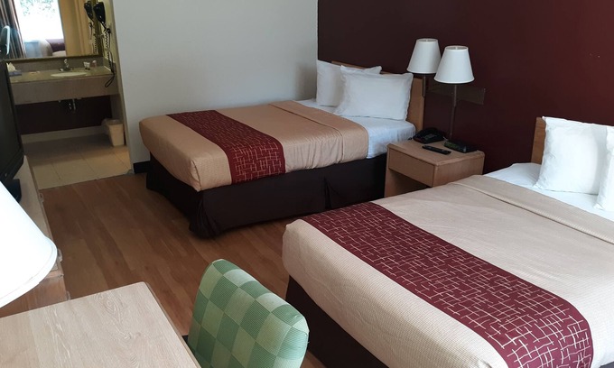 Phenix City Hotel | OYO Hotel Phenix City Central