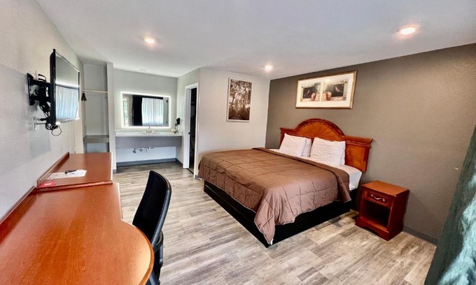 Ozark Hotel | Ozark Inn & Suites