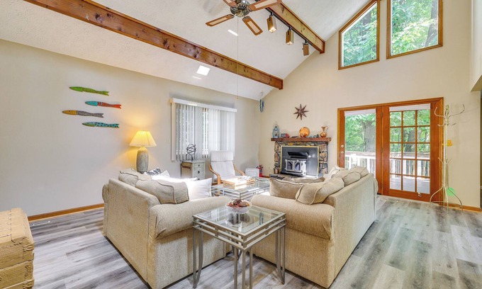 Holiday Island House | Ozark Mountain View Retreat w/Hot Tub!