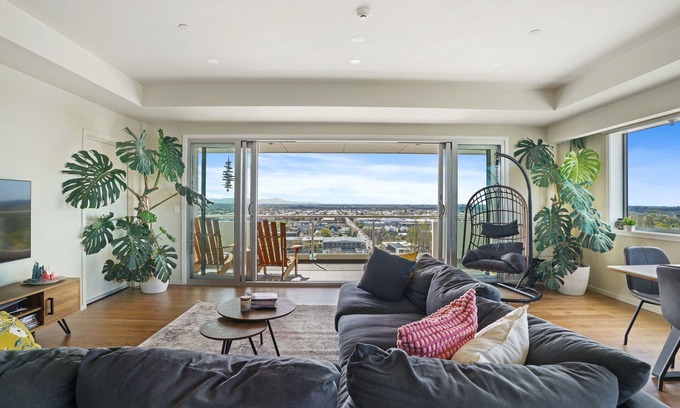 Christchurch City Centre Cottage | Pacific Panorama - Christchurch Holiday Apartment