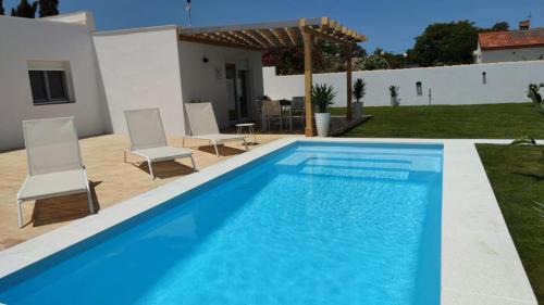 Chiclana de la Frontera House | PALAPA GARDEN alojamientos, piscina privada y cerca del mar
