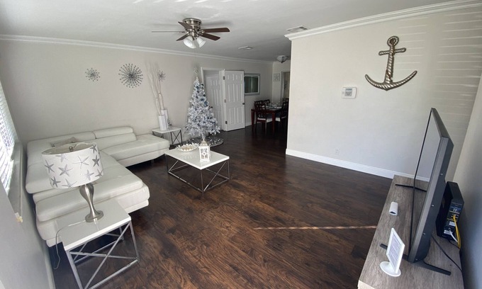 West Palm Beach House | β
PALM BEACH VACATION HOME Disinfected 4BD 2 BR & GAME ROOM π