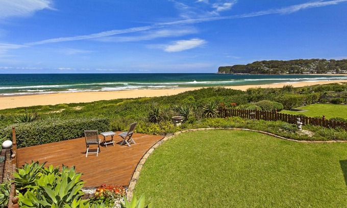 North Avoca House | Palm Cove - Absolute Beachfront North Avoca
