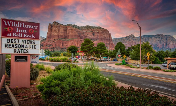 Sedona Hotel | Panoramic King Room with Fireplace & Mountain View – Retreat with Scenic Vistas