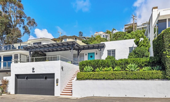 Laguna Beach House | Panoramic Ocean Views with AC and a Large Deck