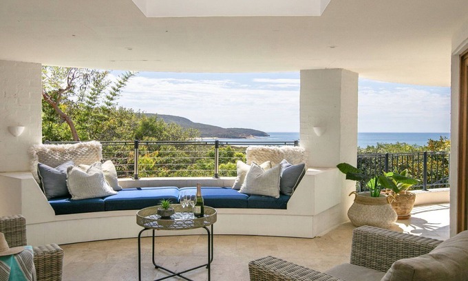Killcare House | Panoramic ocean views and short walk to beach