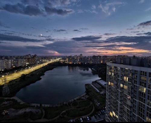Pozniaky Apartment | Panoramic view Lebedinny flat