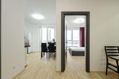 Pozniaky Apartment | Panoramic view of the lake in the new apartment