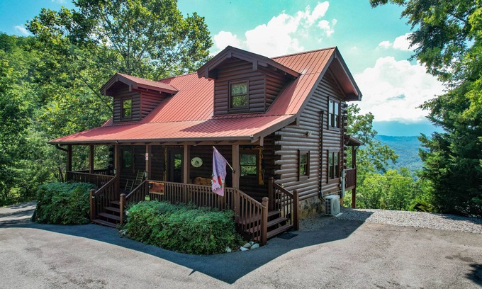 Gatlinburg - Pigeon Forge Cabin | *Panoramic Views* *7 Minutes to Dollywood & Parkway * Best of the Best!