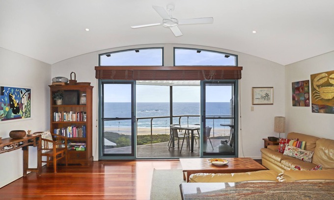 Point Lookout Apartment | Panoramic views from this beautiful unit set high on the hill at Point.