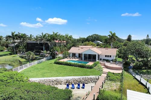 Sorrento Shores House | Paradise with a pool, pier and private beach area