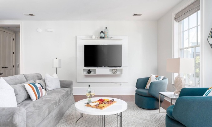 Radcliffeborough Condo | Park-View Light-Filled Condo + Elevator + Parking
