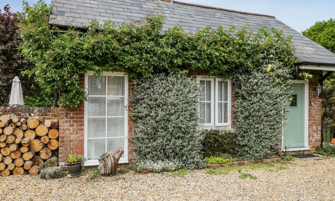 Sturminster Marshall Cottage | PARKFIELD COTTAGE, romantic, with open fire in Sturminster Marshall
