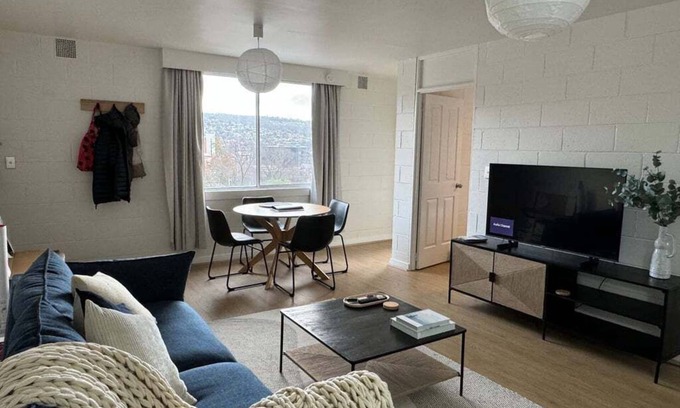 Launceston CBD Apartment | Parkside Apartment CBD with Parking