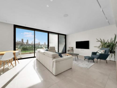 Tel Aviv Apartment | Parkside Luxe with Skyline Views