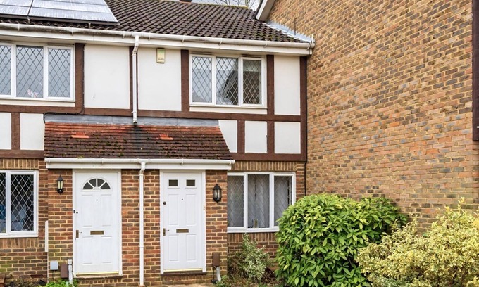 Walton-on-Thames House | Pass the Keys | Cosy 2BR Home in Walton
