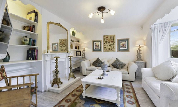 Esher House | Pass the Keys | Designer Cottage | w/Parking | Beautiful Esher