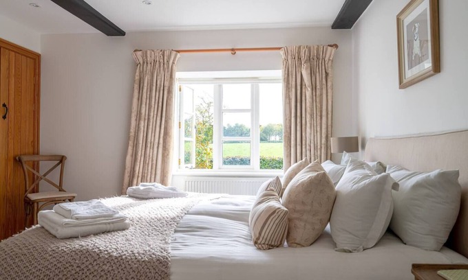 Todenham House | Pass the Keys | Cotswolds Farmhouse | sleeps 10 | stunning garden