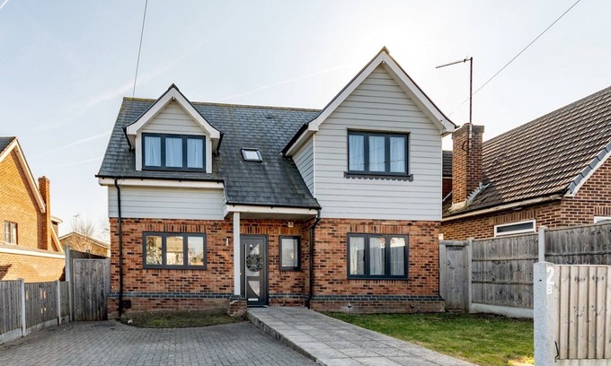 Hawkwell House | Pass the Keys Hawkwell Hideaway! Large 4 bedroom Home | Hockley