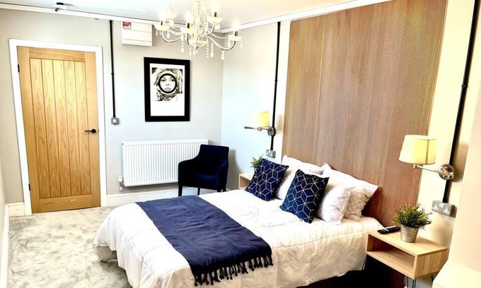 Ellesmere Apartment | Pass the Keys | London House Boutique contemporary apartment town centre