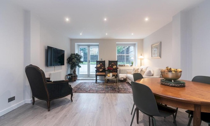 St. Mark's Apartment | Pass the Keys Modern Apartment 2 Minute Walk From Station