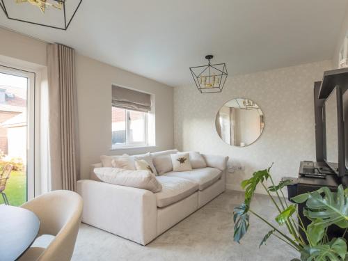 Bracknell House | Pass the Keys Serene Home in Leafy Warfield w Private Garden