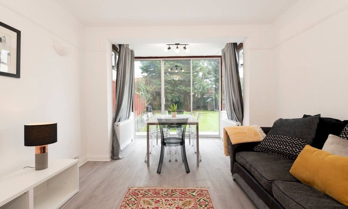 Tolworth House | Pass the Keys | Spacious serenity, free parking