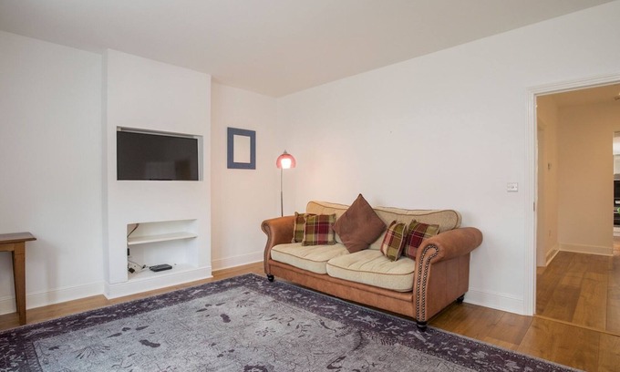 Sunninghill House | Pass the Keys | Trendy Flat in Sunninghill's Village Atmosphere