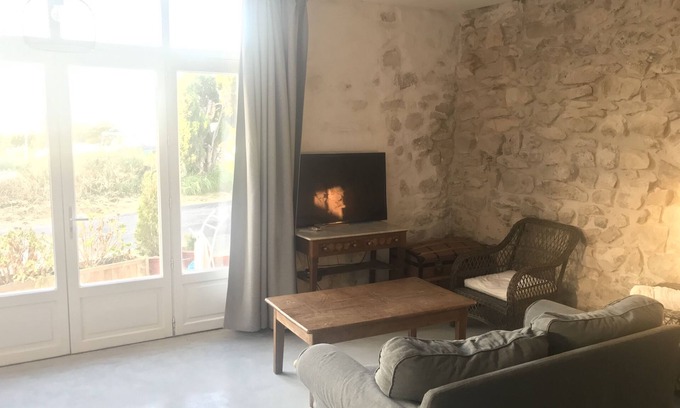Bages Apartment | Pause by the pond