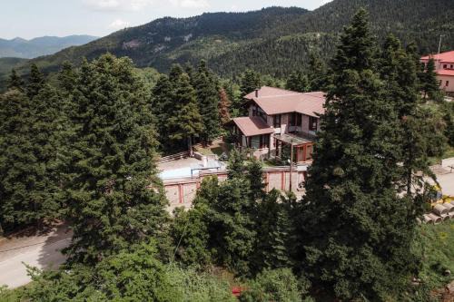 Pavliani House | Pavliani Cliffside Retreat