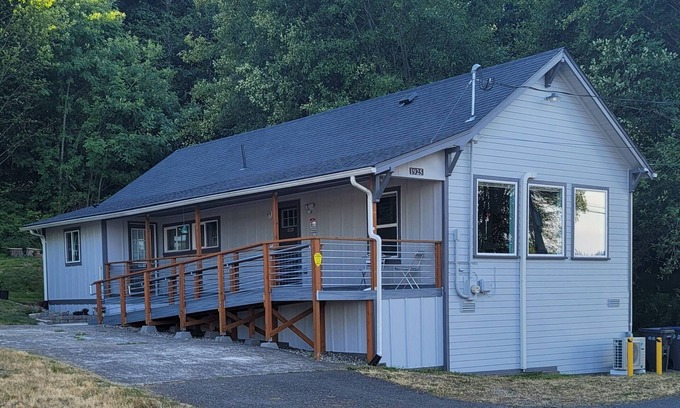 Shelton House | Peaceful 2+ Bedroom House, Salt Water Peekaboo Views, WiFi, A/C & near the Park.