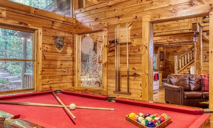 Gatlinburg - Pigeon Forge Cabin | Peaceful 3BD Cabin in the Woods! Pool Table+Arcade