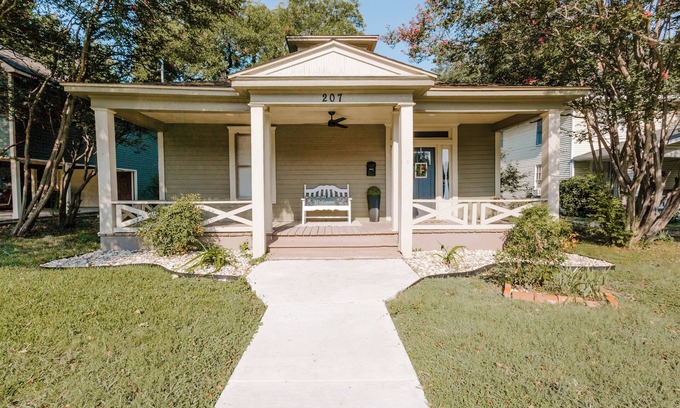 Hillsboro House | Peaceful and centrally located 2-bedroom house with AC and WiFi in Hillsboro