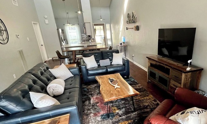 April Sound Condo | Peaceful condo by the lakenn