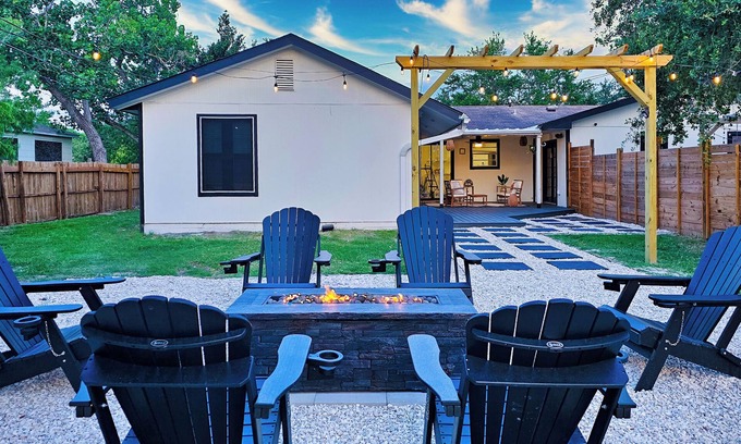 Flour Bluff House | Peaceful | Designer Rental | 2 Workstations | King